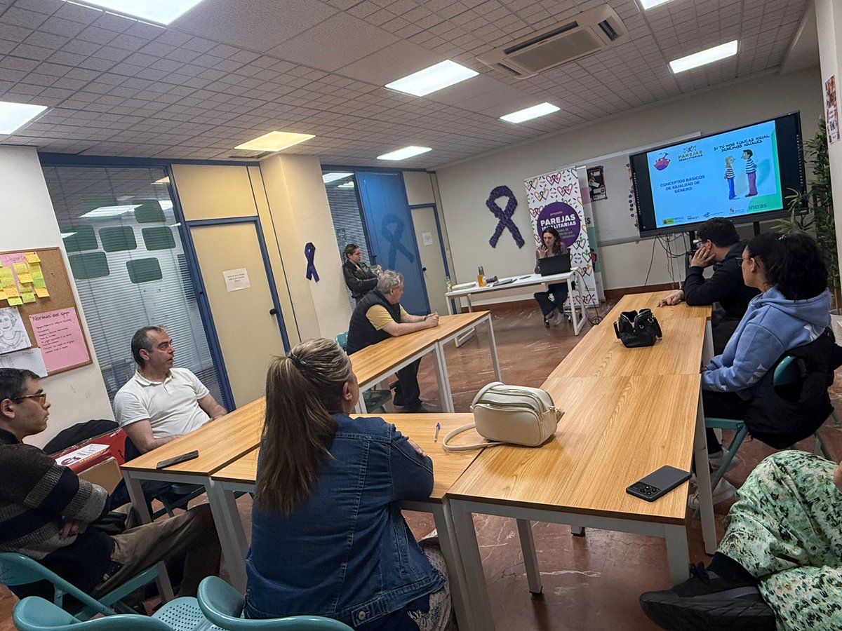 fintras's tweet photo. Hablamos de #prevención de #agresiones sexuales, especialmente en el colectivo de #mujeres con #discapacidad, en una mesa redonda organizada en el Centro Cívico Bailarín Vicente Escudero de #Valladolid dentro de nuestro proyecto ‘#ParejasIgualitarias’.

Los profesionales de la Unidad de #Igualdad de la fundación ahondaron en los diferentes tipos de #ViolenciaDeGénero existentes y se detuvieron especialmente en la violencia sexual digital, tanto dentro como fuera del ámbito de la pareja.

En la edición de este año del proyecto ‘Parejas igualitarias’ han participado hasta la fecha 135 personas -33 hombres y 102 mujeres- en diversas acciones formativas y de #sensibilización ejecutadas en la Comunidad.

El proyecto cuenta con la financiación del @IgualdadGob y @familiajcyl.