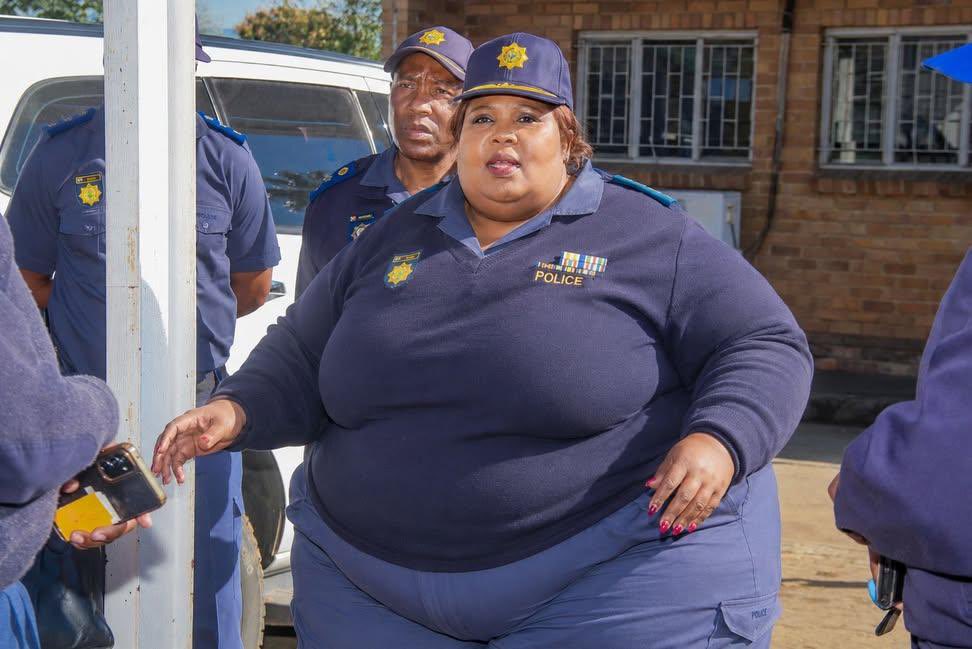 Shavul90's tweet photo. @MbalulaFikile is it true that your ministers have 15 people allocate to them...enlek WORKING FOR THEM? https://t.co/bFDOUNQWLI