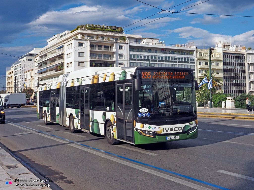 Pi_Eye_'s tweet photo. 🇬🇷 Après 15 ans sans avoir reçu de bus neufs, le réseau d'Athènes a mis en service ses Urbanway 18 ADAS au gaz. Ils reprennent la livrée des anciens Agora au gaz apparue spécialement en 2001. https://t.co/eyw5W9lJdu
