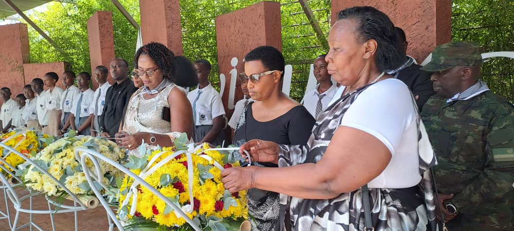 Gasabo_District's tweet photo. 1/2 Mu karere ka Gasabo turimo Kwibuka ku nshuro ya 32 Jenoside yakorewe abatutsi, twibuka abana n'abagore bazize jenoside yakorewe abatutsi. 

Igikorwa kirimo kubera ku Rwibutso rwa Kigali ku Gisozi. https://t.co/8xvfPf4573