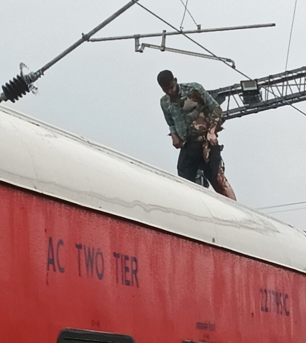 Railwhispers's tweet photo. Today a major #accident has happened in #Kamakhya Coaching Depot
Two electrical staff received a shock of 25000V, when they were working on the coach. Both staff have been seriously injured & hospitalised.
The incidence occurred due to charged #OHE.
@RailMinIndia @AshwiniVaishnaw https://t.co/j0teBVRXk4