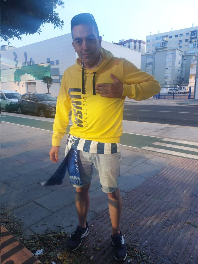 solofichajes123's tweet photo. 💙🤍La Federación de Peñas del @CDLeganes (@FPLeganes) toma prestado el lema del @Cadiz_CF "La lucha no se negocia", que creó Álvaro Cervera en su etapa como entrenador cadista, para el duelo ante el CD Mirandés con la permanencia en juego

🫶Es un homenaje a @luisdaherraiz, aficionado del club leganense, que estaba cabizbajo y con frío tras viajar hasta Cádiz para ver otra derrota de su equipo. Un seguidor del Cádiz CF vio la escena, se acercó y le dijo: "Toma, te regalo mi sudadera. Las letras LLNSN significan: La Lucha No Se Negocia. Os va a traer suerte"