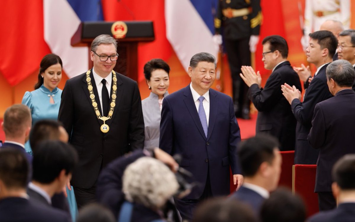 loong_of's tweet photo. What China offers this president is respect and honor, support and trust—aid agreements, infrastructure development, investment, and trade.

What the United States offers him is humiliation, extortion, threats, and hypocrisy https://t.co/8BB1BgsZeS