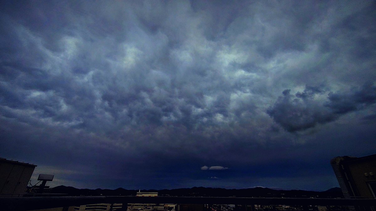 kuro0021's tweet photo. #イマソラ 
#ユウソラ 
#曇り空 
#eveningsky 
#cloudsky https://t.co/5P7y3JnzNt