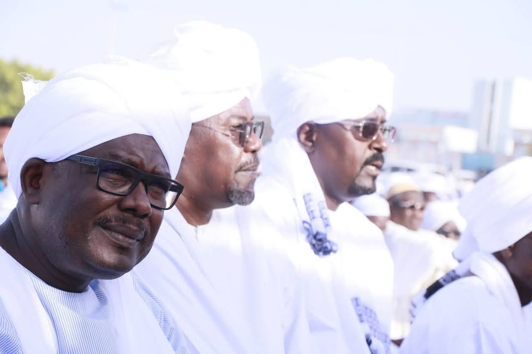 ALLC_OFFICIEL's tweet photo. أدى عدد من قيادات حكومة السلام الانتقالية صلاة عيد الأضحى المبارك صباح اليوم بمدينة نيالا، العاصمة الإدارية المعلنة للولاية، في أجواء وصفها الحاضرون بـ"المهيبة" وحضور شعبي لافت.

وظهر في الصلاة كل من:
1. الأستاذ محمد حسن التعايشي، رئيس الوزراء في حكومة السلام الانتقالية https://t.co/FyZukoEZSi