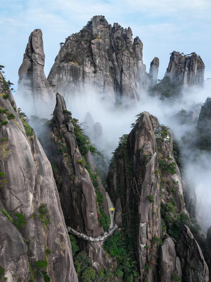 ayram7898's tweet photo. 最近我越来越坚定一个想法：我想成为一名旅行推荐官！从小我就爱旅行，每次背起行囊踏上未知的路，都像打开了一扇新世界的大门。无论是云南的梯田、丽江的古城，还是欧洲小镇的石板路、日本樱花下的宁静寺庙，每一次出行都让我深刻感受到：旅行不只是看风景，更是遇见更好的自己。我发现很多朋友想出去玩，却总是纠结“去哪好”“怎么玩才不踩雷”。攻略太多却又太碎片化，真实体验反而被埋没。所以我想做那个靠谱的“旅行推荐官”——不做华而不实的种草，只分享真实走过的路线、住过的民宿、吃过的地道美食，还有那些隐藏在小巷里的惊喜瞬间。我会用照片、视频和小故事，把旅行的温度和细节带给大家，帮助大家少走弯路，多留回忆。未来，我计划系统地去探索国内的冷门宝藏和国外的经典路线，从自然风光到人文历史，从美食探店到文化体验，一条一条认真做推荐。希望我的内容能成为大家出行前的“定心丸”和灵感源泉。如果你也热爱旅行，欢迎在评论区告诉我你最想去的目的地，或者你旅行中最难忘的经历！我们一起交流，一起把世界走得更深。#互关 #旅行推荐官 #旅行日记 #一起去旅行