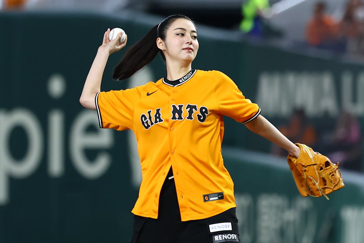 巨人 - #ソフトバンク】 女優の #池田エライザ さんが背番号「416」の