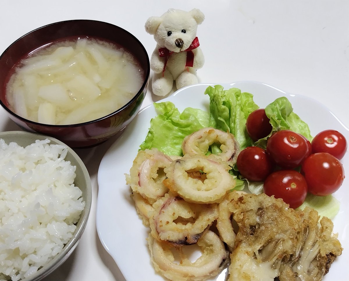 94Alice2's tweet photo. #おうちごはん
イカと舞茸の天ぷら、味噌汁
#いただきます https://t.co/AcvGa6074c