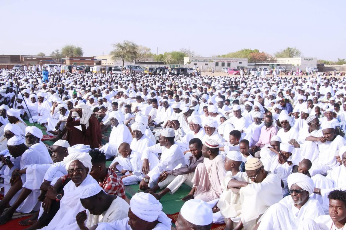 ALLC_OFFICIEL's tweet photo. أدى عدد من قيادات حكومة السلام الانتقالية صلاة عيد الأضحى المبارك صباح اليوم بمدينة نيالا، العاصمة الإدارية المعلنة للولاية، في أجواء وصفها الحاضرون بـ"المهيبة" وحضور شعبي لافت.

وظهر في الصلاة كل من:
1. الأستاذ محمد حسن التعايشي، رئيس الوزراء في حكومة السلام الانتقالية https://t.co/FyZukoEZSi