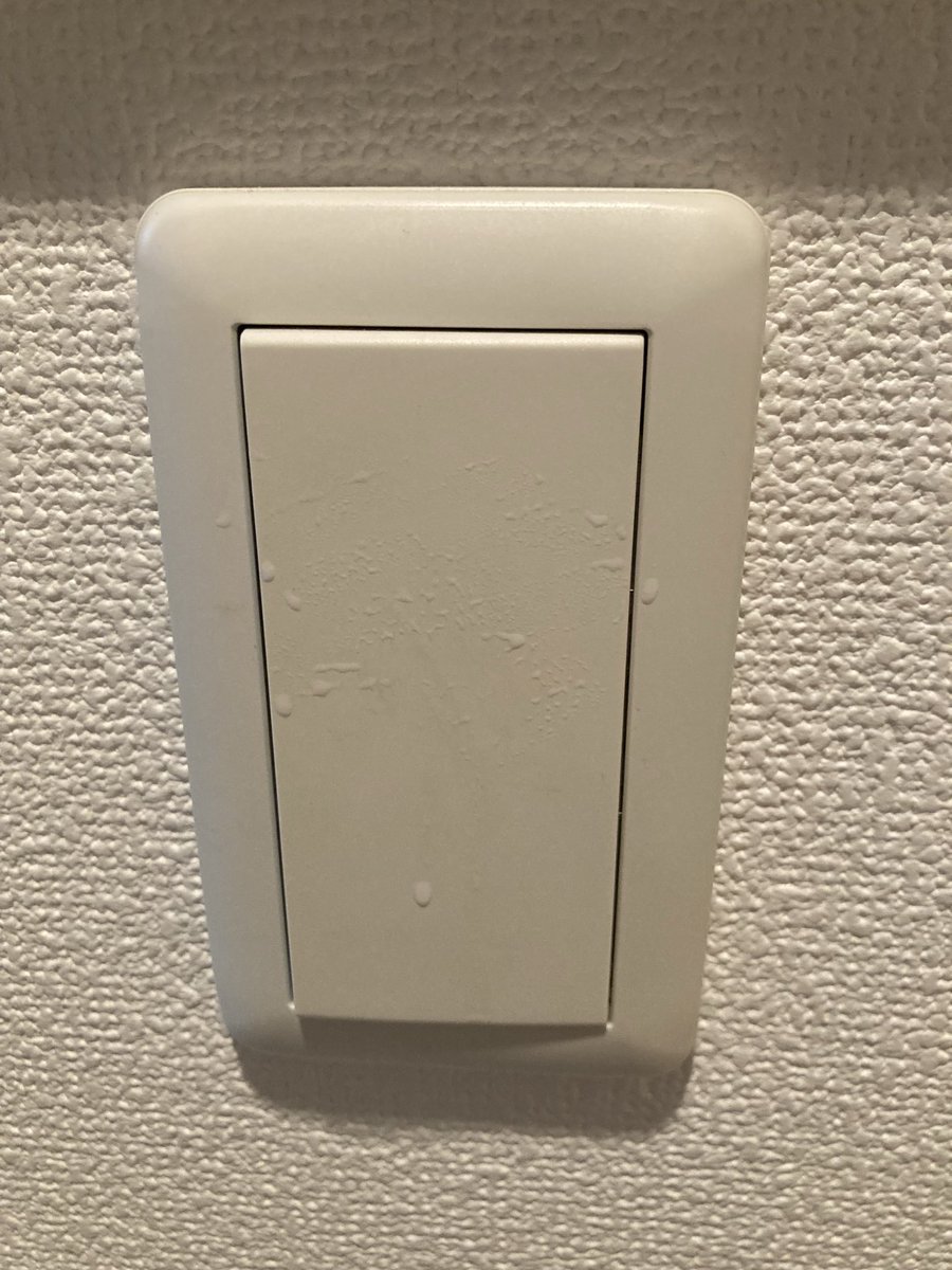 km9xxe's tweet photo. 出勤したら床全体ありえんぐらいオイルベトベトで滑りそうなったし歩く度にネチャネチャ💧忙しいから洗濯物干す時間はなかったんだろうけどｱﾝﾀ床ぐらい拭けって話💢ほんで至る所にオイルつけんな💢(小言失礼💧) https://t.co/iZEHkAJxrM