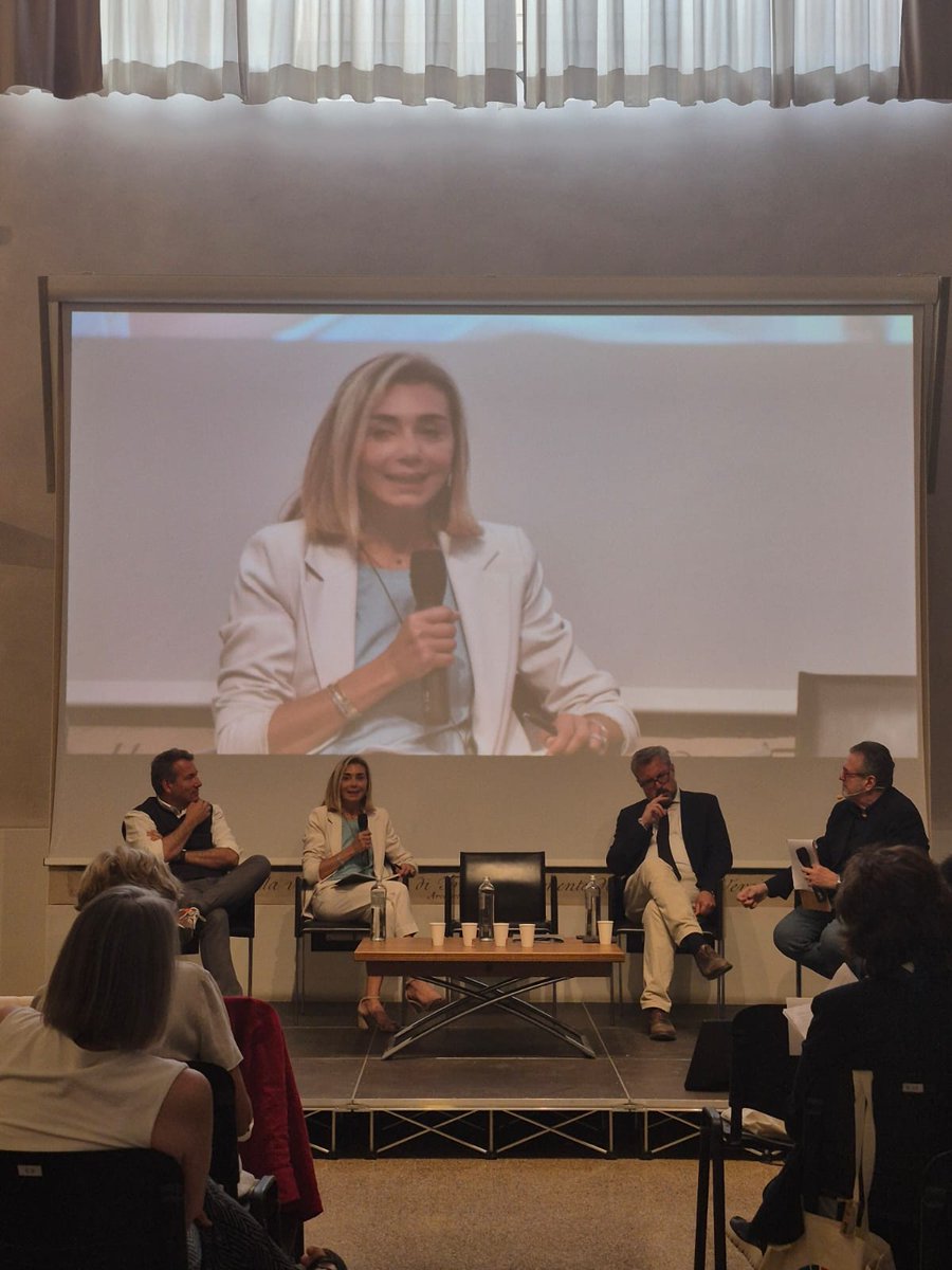 ASviSItalia's tweet photo. Giovanna De Cesare, @AeroportidiRoma:  il rispetto per l’ambiente e la valorizzazione culturale sono pilastri fondamentali per lo sviluppo dell’aeroporto e del suo territorio. #festivalsvilupposostenibile #asvis10 https://t.co/EjAXW0kcZY