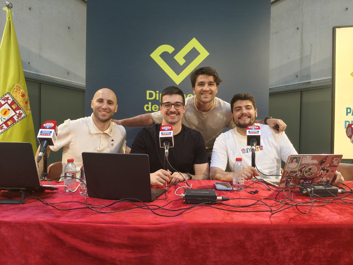 vallejobotaro's tweet photo. ✌🏼 Pizarritas On Tour desde la Diputación de Granada. Un lujo estar rodeado de tanto jugón. Vamos puto Rayo!! @nahuelmirandada @AdrianBlanco_ @AlexDeLlano https://t.co/3GMDt8EATn