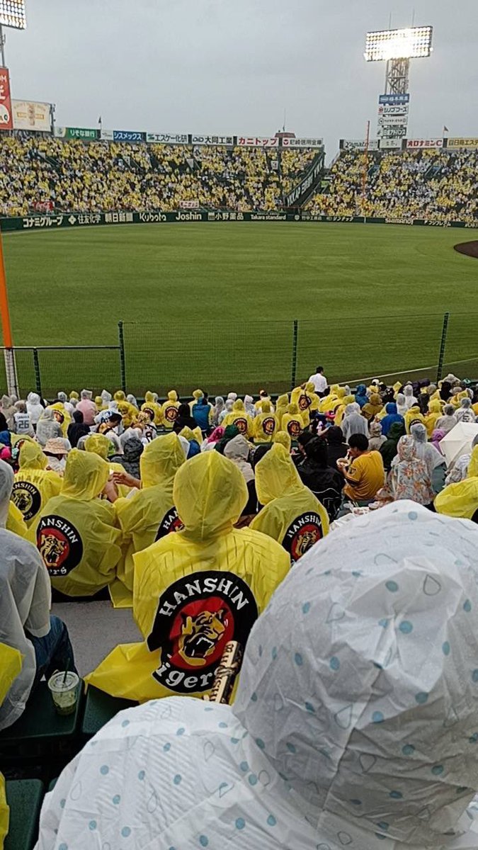 tomomihcip's tweet photo. 交流戦

雨が降ってる。
カッパ来たら暑いよ。

#姫路 #裏垢女子 #阪神タイガース #交流戦 https://t.co/IiBdGGnat9
