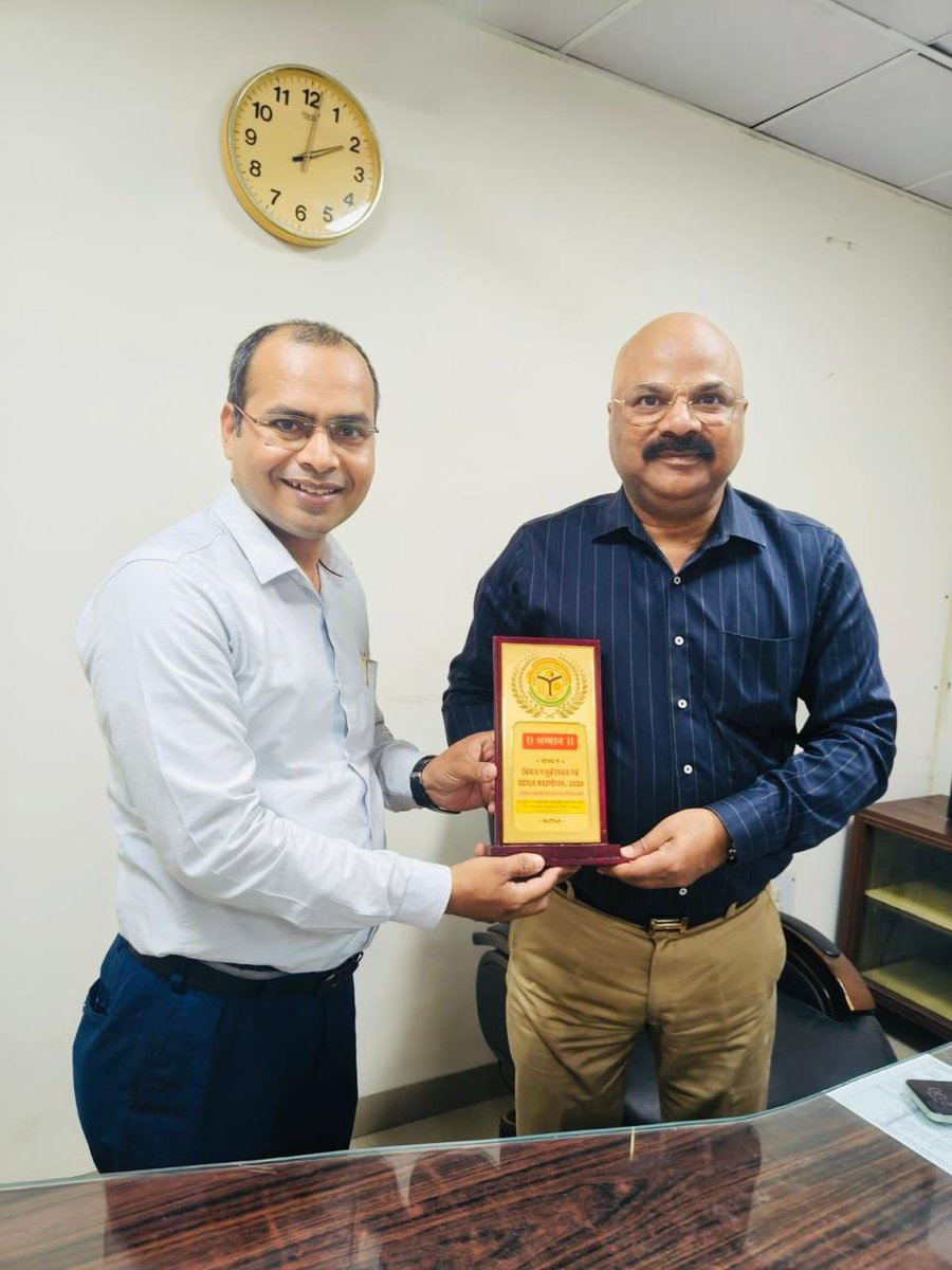 authoramitabh's tweet photo. Shri Jai Singh, Officer of the Indian Information Service, paid a courtesy visit to my office. On this occasion, he presented a memento as a token of goodwill. I also had the opportunity to present him with my book #Genz_Love_Lost_In_Transactions. It was a pleasant https://t.co/FDZjVzqDIM