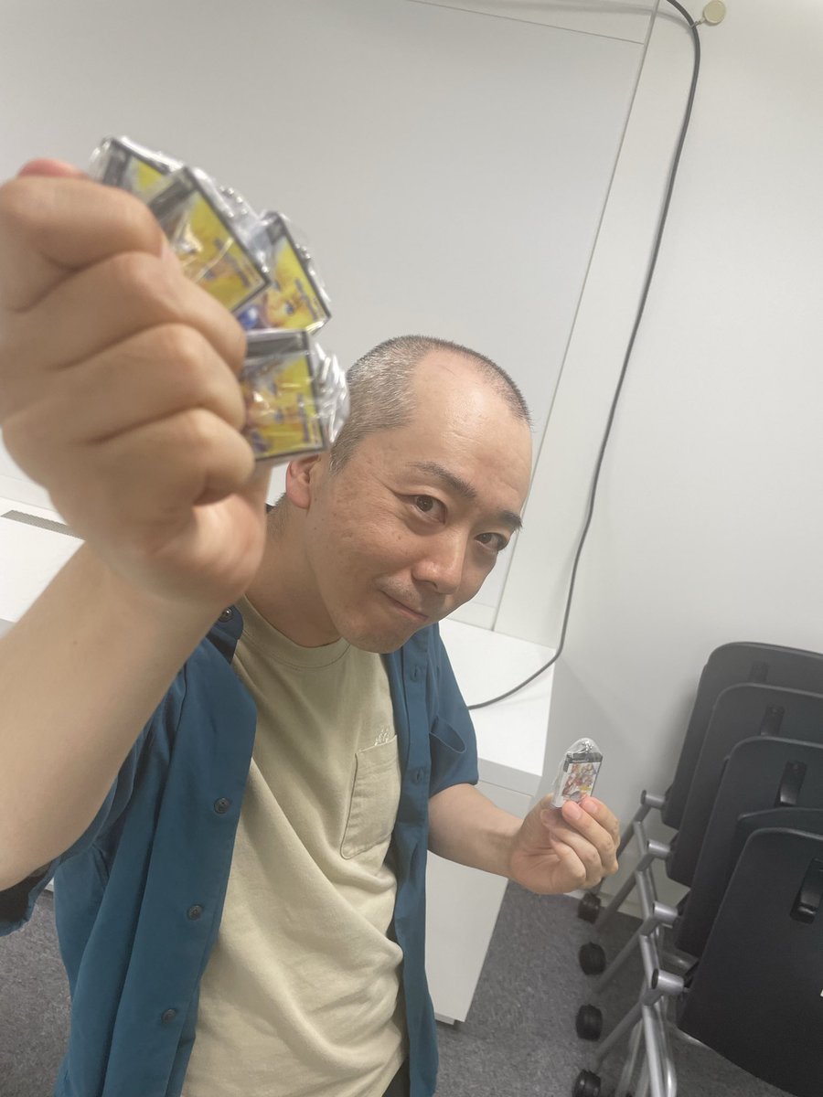 HIGUCHI_BNG's tweet photo. コンプするべくこのところ疎遠の栁澤Pのところへ。

彼は10回回して最後にAが一個だけ出たとのこと、さすがの引き！
気は引けたが背に腹で懇願し、D4個とならと快諾してもらえました！

ありがとうシュン��
仲間ってのは、苦しい時に助け合うものなので、困ったら何でも言ってくれ！

#テイルズ30周年 https://t.co/Mpv1IxvaEo