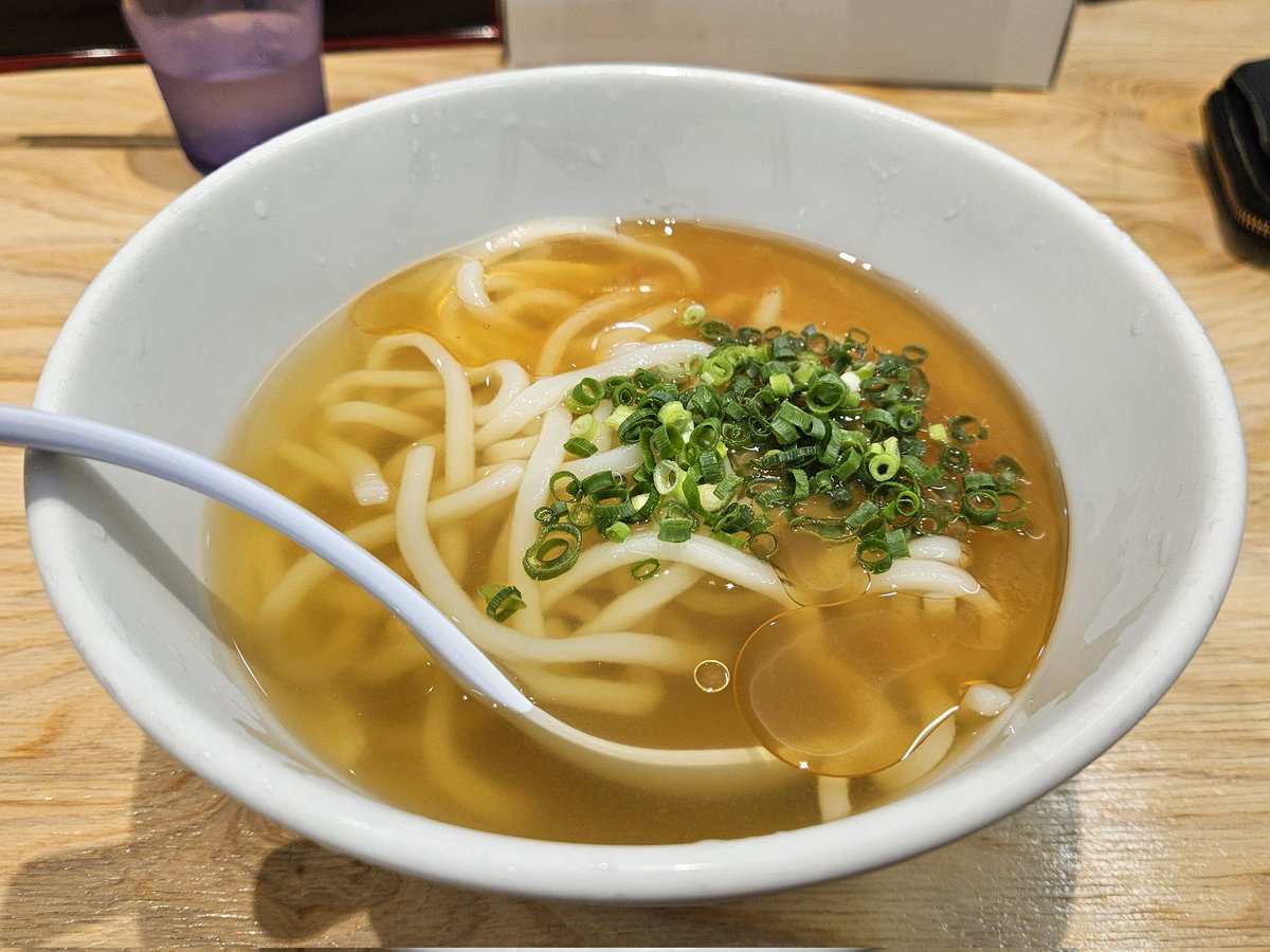 dango_o's tweet photo. #うどん箱太郎@東区松崎

久しぶりに朝箱
食べたかったメニュー
#冷やし煮干しうどん

元々美味しい箱太郎さんのうどん出汁に仕上げの鰹油
まさに追い鰹
香りと旨みが引き立ちます✨️
これにショウガがよく合いますよ👍

冷え冷えなので食べ終わる頃にはカラダも涼しくなりました😅

#麺活日誌 https://t.co/19aOHll6EN