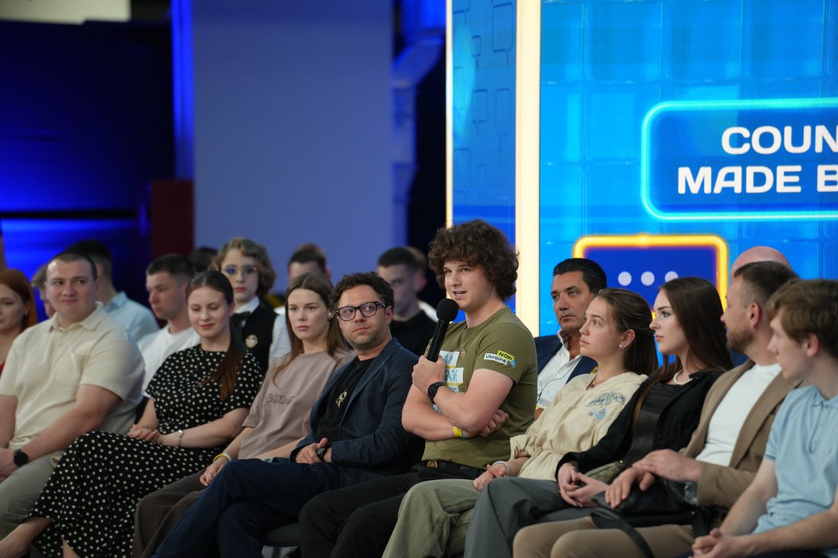 HepaticaInfo's tweet photo. 🇬🇧 “Vdoma krashche!” (Home is Better!)

As a strategic partner to the Office of the President of Ukraine, representatives from Hepatica Foundation attended the talk show “Vdoma krashche!” on 26 May 2026 – a major youth dialogue organised by the President’s Office in collaboration with the Ministry of Youth and Sports.

The purpose of the conference was to encourage Ukrainian youth, especially those living abroad, to return home and actively contribute to the country’s reconstruction and future, rather than remaining passive observers.

It is important for every person, first and foremost, to be where they are needed, and Ukrainians are needed by their country now and always. This was stated by Ukraine’s President Volodymyr Zelenskyy.

Around 300 students gathered in the studio, many of whom had returned after fleeing the war. An additional 80 young people participated via live broadcast from Warsaw, Prague, Madrid, and the Unity Centre in Berlin. The event was broadcasted on Youtube.

Among the prominent participants were:

President Volodymyr Zelenskyy
Prime Minister Yulia Svyrydenko
Social Minister Denys Ulyutin
Culture Minister Tetiana Berezhna

Hepatica is proud to support Ukraine in strengthening ties with the diaspora and encouraging Ukrainians abroad to return and help build a stronger Ukraine. Because a stronger Ukraine is a stronger Sweden and a stronger Europe.

----------

🇸🇪 "Vdoma krashche!” (Hemma är bättre!)

Som strategisk partner till Presidentens kansli deltog delar av Hepatica den 26 maj 2026 i talkshowen ”Vdoma krashche!” – en stor ungdomsdialog arrangerad av Presidentens kansli tillsammans med Ministeriet för ungdom och sport.

Syftet med konferensen var att uppmuntra ukrainsk ungdom, särskilt de som befinner sig utomlands, att återvända hem och aktivt bidra till landets återuppbyggnad och framtid istället för att vara passiva åskådare.

Det är viktigt för varje person, först och främst, att vara där de behövs, och ukrainare behövs av sitt land nu och alltid. Detta sa Ukrainas president Volodymyr Zelenskyj.

I studion samlades cirka 300 studenter, varav många hade återvänt efter kriget. Ytterligare 80 unga deltog via livesändning från Warszawa, Prag, Madrid och enhetscentret i Berlin. Hela eventet sändes på Youtube.

Bland de mest framträdande deltagarna fanns:

President Volodymyr Zelenskyj
Premiärminister Julia Svyrydenko
Socialminister Denys Ulyutin
Kulturminister Tetiana Berezhna

Hepatica är stolta över att få stödja Ukraina i arbetet med att stärka banden till diasporan och locka tillbaka ukrainare som vill vara med och bygga ett starkare Ukraina. Ett starkare Ukraina är ett starkare Sverige och ett starkare Europa.