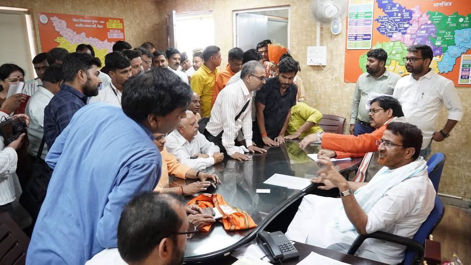 mkrtiwari_bjp's tweet photo. भारतीय जनता पार्टी प्रदेश कार्यालय में आयोजित सहयोग कार्यक्रम में सम्मिलित होकर कार्यकर्ताओं एवं आमजन से संवाद किया तथा उनकी समस्याओं को गंभीरता से सुना।

भाजपा सरकार जनसेवा, संगठन सशक्तिकरण एवं आम जनता की समस्याओं के त्वरित समाधान हेतु निरंतर प्रतिबद्ध है।
#BJP #SahyogKaryakram https://t.co/TCkAdJ1sjY