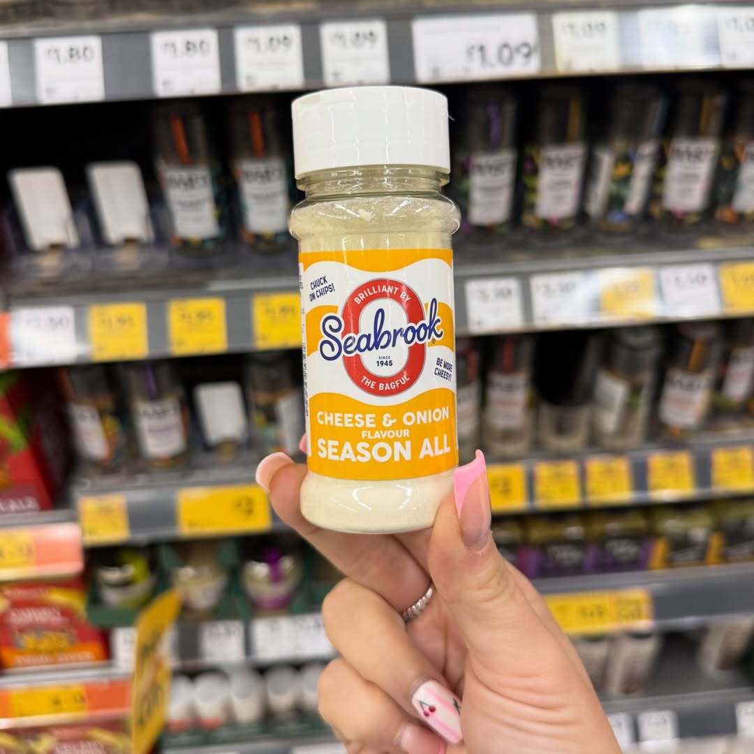 SeabrookCrisps's tweet photo. What if EVERYTHING tasted of Seabrook? Well now it can!

Sprinkle our new seasonings on anything, from chips to burgers to sandwiches and every food in between. Shake ‘em over your cornflakes, we won’t judge! Stocked in @Morrisons and @bmstores.

📷 https://t.co/bOIJVl3JMr https://t.co/cuPIAtKFJ0