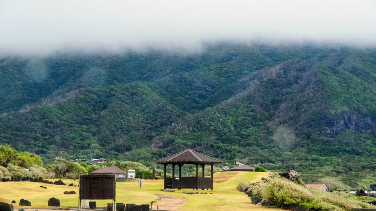 k19ch1's tweet photo. 5月27日
八丈島の夕暮れ
梅雨前線の影響で
薄暗い小雨の夕暮れ
夕陽と夕焼けは残念
ANA最終便は定刻就航
お疲れ様でした
#八丈島
#八丈島民図鑑
#宇喜多秀家公と豪姫の碑
#夕暮れ
#夕陽
#八丈島空港 #RJTH 
#JA74AN #全日空 https://t.co/x0SQAXwiWU