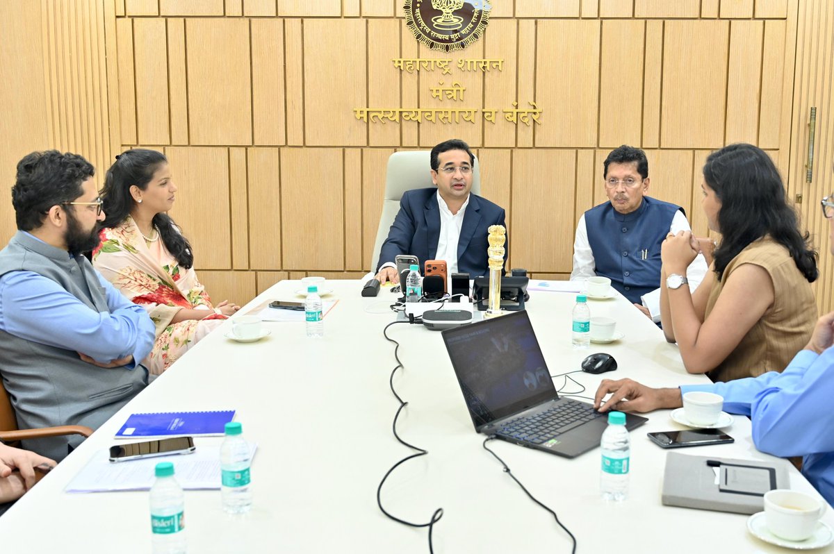 NiteshNRane's tweet photo. सावंतवाडी तालुक्यातील प्रसिद्ध ऐतिहासिक मोती तलावाच्या पुनरुज्जीवन व आधुनिक सुविधांसह त्याचा कायापालट करण्याच्या दृष्टीने आज मंत्रालयातील माझ्या दालनात सविस्तर सादरीकरण पार पडले. मोती तलावाचे ऐतिहासिक महत्त्व अबाधित ठेवत पर्यटन, सौंदर्यीकरणासह आकर्षणाचे केंद्र म्हणून त्याचा विकास करण्याबाबत सविस्तर चर्चा बैठकीत करण्यात आली.

बैठकीस आमदार दीपक केसरकर जी, सावंतवाडी नगरपालिकेच्या नगराध्यक्षा श्रीमती श्रद्धा लखमराजे भोसले, श्री लखमराजे भोसले, वास्तुविषारद स्वरदा पोयरेकर, श्रद्धा कदम, अजय नायक उपस्थित होते.

@dvkesarkar #मोती_तलाव #पुनरुज्जीवन #सुशोभीकरण #सावंतवाडी #आढावा_बैठक #मंत्रालय #Mumbai