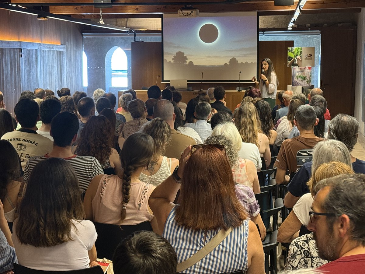 IdAB_CSIC's tweet photo. ¿Sabías que la Luna es 400 veces más pequeña que el Sol, pero está 400 veces más cerca? 🤯

 @Trizbangtheory llenó la sala del Condestable de #Pamplona con el gran #eclipse del 12 de agosto, una de esas cosas en la vida que no te puedes perder. 

🔗https://t.co/e2agq3NSVW https://t.co/Svw0dfnS2T