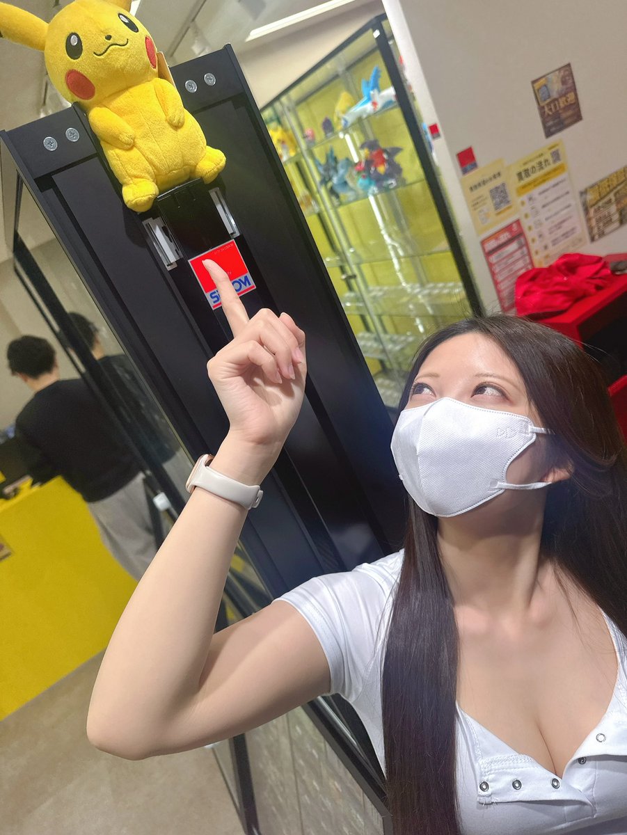 onepiece0127ai's tweet photo. シンソク秋葉原4号店のショーケースにピカチュウ挟まってた！可愛い🤤🤤 https://t.co/HXexUCTtHM