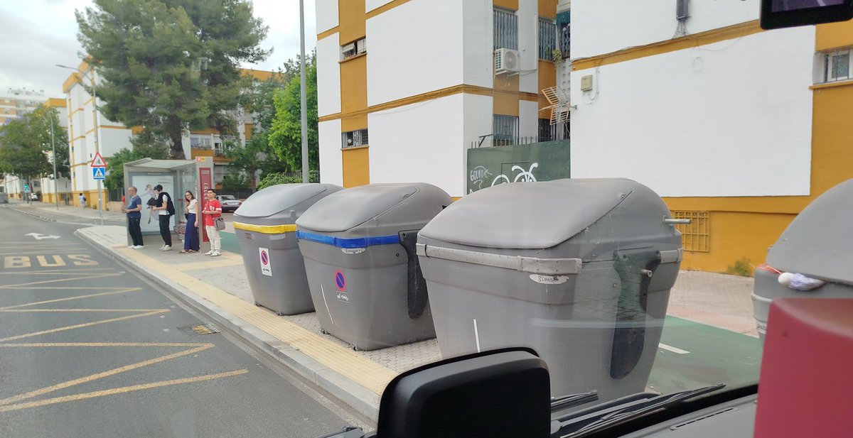 Un_Shofe's tweet photo. Lipasam lo mismo te coloca contenedores en la mismísima parada que te coloca vehículos.
Y eso es lo que hay.

Que no puedes bajar? Te jodes. https://t.co/L2ovwwRkYI