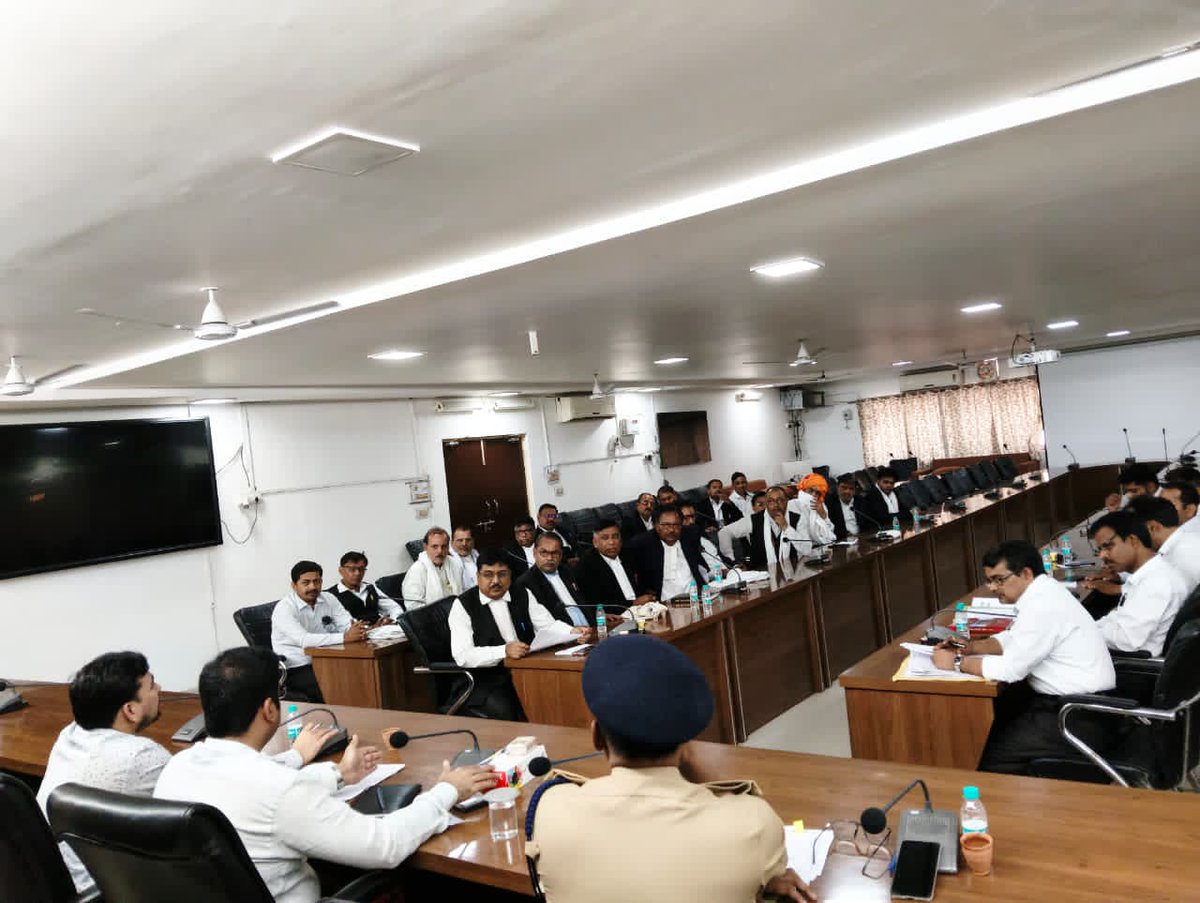 DM_Banda1's tweet photo. जनपद में अभियोजन कार्यों की समीक्षा बैठक सम्पन्न हुई। बैठक में लंबित प्रकरणों के त्वरित एवं गुणवत्तापूर्ण निस्तारण, प्रभावी पैरवी तथा अपराधियों को समयबद्ध सजा दिलाने हेतु संबंधित अधिकारियों को आवश्यक दिशा-निर्देश दिए गए। https://t.co/cUFKnDtfuT