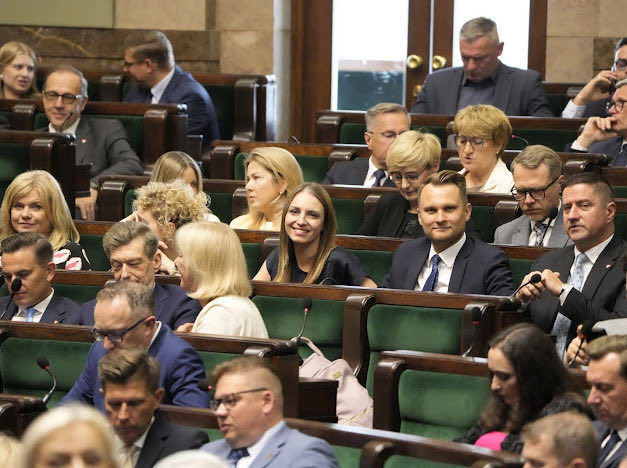 DorotaNiedziela's tweet photo. Rozpoczęło się 58. posiedzenie Sejmu X kadencji. Dziś posłanki i posłowie zajmą się https://t.co/M1mUfUVMz2. drugim czytaniem tzw. ustawy łańcuchowej, Projekt przewiduje https://t.co/M1mUfUVMz2. zakaz trzymania psów na łańcuchach. Głosowanie w tej sprawie odbędzie się w piątek. https://t.co/enUu7Y9i1N