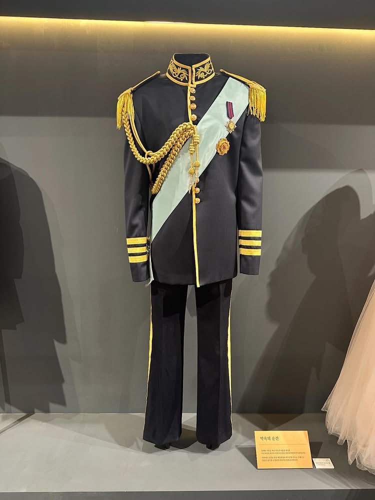 wooseokfiles's tweet photo. designer heon kim threads update 

“2025 will remain memorable to me because of perfect crown’s costumes… i think we produced about 95% of the suits that appeared in the drama.

seeing the clothes displayed there made me remember how, back then, my staff and i went around visiting material agencies used even by overseas luxury brands to find fabrics, and how we searched everywhere for high-end silk fabrics and unique materials… we really searched every corner.

seeing the clothes we worked so hard to make at the exhibition gave me new feelings. with memories of all the hard work and the thought of ‘i probably won’t get to see these clothes again’, i kept looking at them for over 20-30 minutes.

in between, i saw byeon wooseok’s fans looking at the clothes with fascination and being so happy while viewing them… and i almost teared up a little again…

one thing that was a bit unfortunate though was that we attached our brand labels inside the chest area or the hem… but other brands’ inner labels were attached around the neck area… so some people misunderstood and thought the suits had been made by other brands.

seeing that, i thought that next time, when the clothes are displayed on hangers, i should also attach our label near the neck area so it can be seen.”