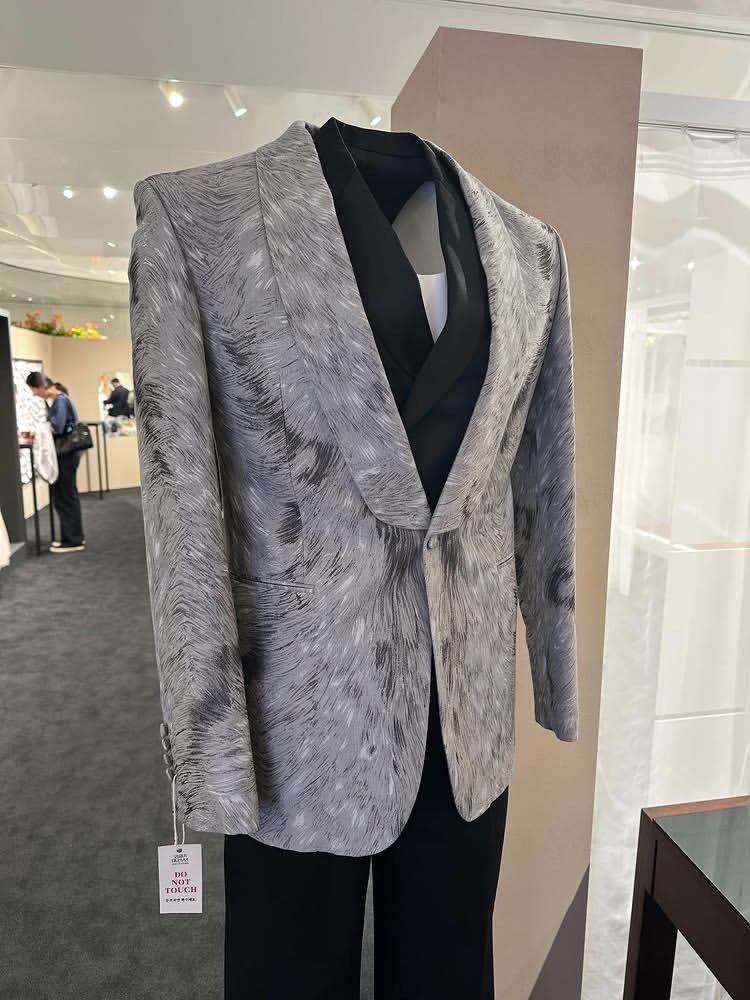 wooseokfiles's tweet photo. designer heon kim threads update 

“2025 will remain memorable to me because of perfect crown’s costumes… i think we produced about 95% of the suits that appeared in the drama.

seeing the clothes displayed there made me remember how, back then, my staff and i went around visiting material agencies used even by overseas luxury brands to find fabrics, and how we searched everywhere for high-end silk fabrics and unique materials… we really searched every corner.

seeing the clothes we worked so hard to make at the exhibition gave me new feelings. with memories of all the hard work and the thought of ‘i probably won’t get to see these clothes again’, i kept looking at them for over 20-30 minutes.

in between, i saw byeon wooseok’s fans looking at the clothes with fascination and being so happy while viewing them… and i almost teared up a little again…

one thing that was a bit unfortunate though was that we attached our brand labels inside the chest area or the hem… but other brands’ inner labels were attached around the neck area… so some people misunderstood and thought the suits had been made by other brands.

seeing that, i thought that next time, when the clothes are displayed on hangers, i should also attach our label near the neck area so it can be seen.”