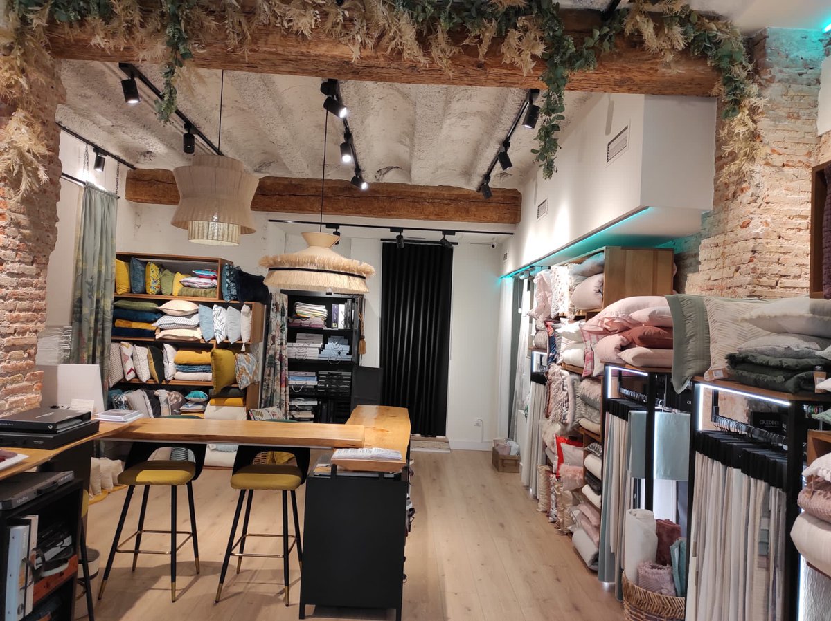 CDICV's tweet photo. Empresa tendencia #LaCasaEAD

@Gredecor es una empresa especializada en #interiorismo #textil y #revestimientos de pared, ofreciendo soluciones para hogares y espacios profesionales.

🔗 https://t.co/3oaEtrFLB7 https://t.co/GrTwYbtHlK