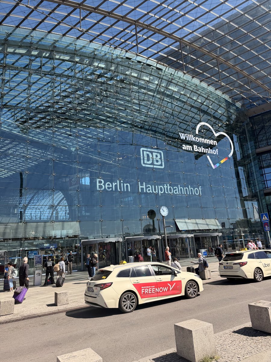MaxCrowe19's tweet photo. Next stop: Leipzig 🍻

Up the Palace🦅 https://t.co/NbT6rO58ca