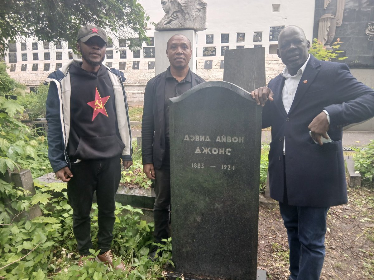 CommunistsKe's tweet photo. The National Chairperson cde @MwaivuKaluka together with the General Secretary of @SACP1921 cde Solly Mapaila and the General Secretary of the @CPSwaziland cde Keneth Kunene laid a wreath at the Grave of J.B Marks, M. Kotane and D. Jones former leaders of the @SACP1921 in Moscow. https://t.co/qDVqnPNe5r