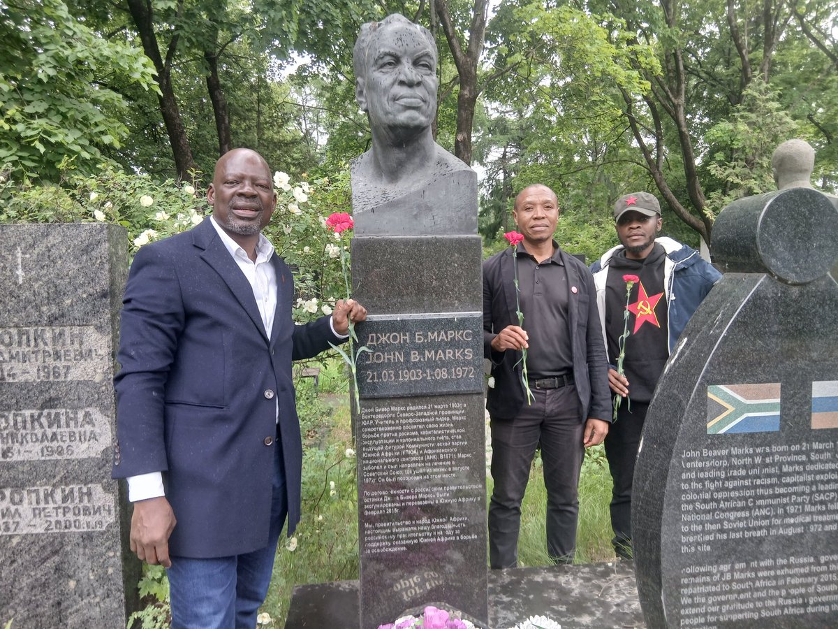 CommunistsKe's tweet photo. The National Chairperson cde @MwaivuKaluka together with the General Secretary of @SACP1921 cde Solly Mapaila and the General Secretary of the @CPSwaziland cde Keneth Kunene laid a wreath at the Grave of J.B Marks, M. Kotane and D. Jones former leaders of the @SACP1921 in Moscow. https://t.co/qDVqnPNe5r