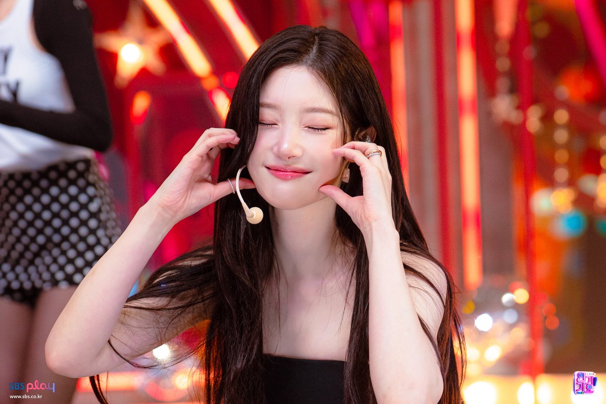 iiG____'s tweet photo. 진짜너ㅓㅓ무너무너무너무이뿌다.............누가동결건조시켰나?
그냥 현역이신데 https://t.co/lhNS4fX3yE