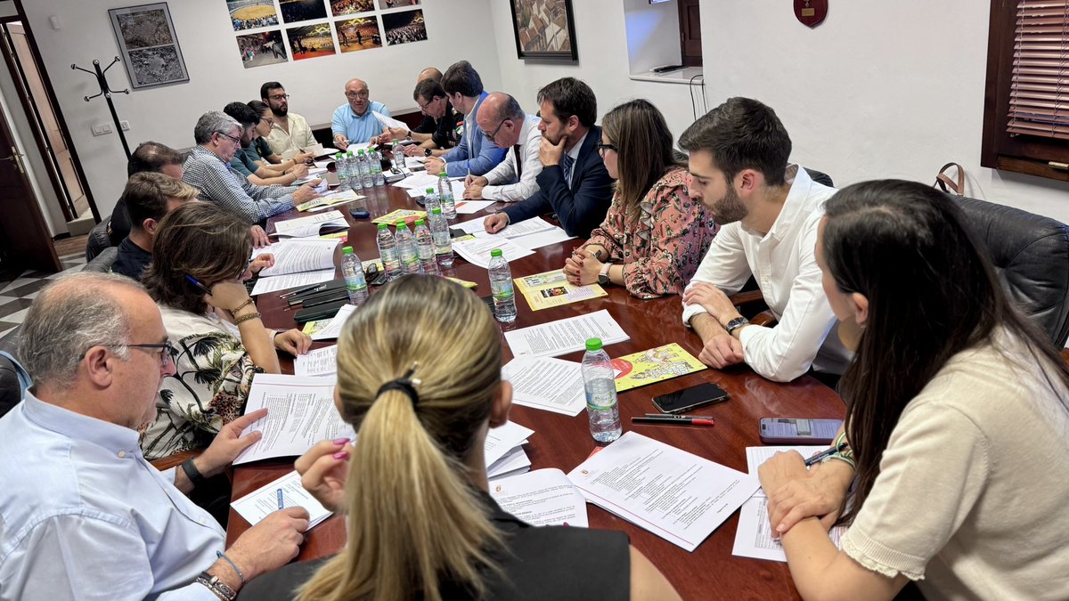 AytoAntequera's tweet photo. 💃🏻🪭 La Feria de Primavera de Antequera 2026, tema central de la Junta Local de Seguridad

El alcalde @manolo_baron ha presidido, hoy miércoles, esta importante cita

Temas claves:
✋🏽 Seguridad
🚑 Emergencias
👮🏻 Efectivos
🚙 Movilidad

#Antequera es #MásCiudad https://t.co/DW449BemFt