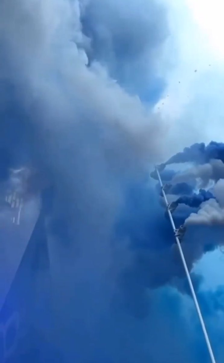 UltrasPresent's tweet photo. (Pues al final sí que ha llegado a España la bandera que echa humo.)

La gente del Frente Bokerón 🔵⚪️🟣🟢 crearon una especie de banderas con botes de humo y al alzarlas echa humo X4 creando una atmósfera brutal.

Málaga CF - Real Racing Club de Santander. (24.05.26) https://t.co/vQFx3JCdc1