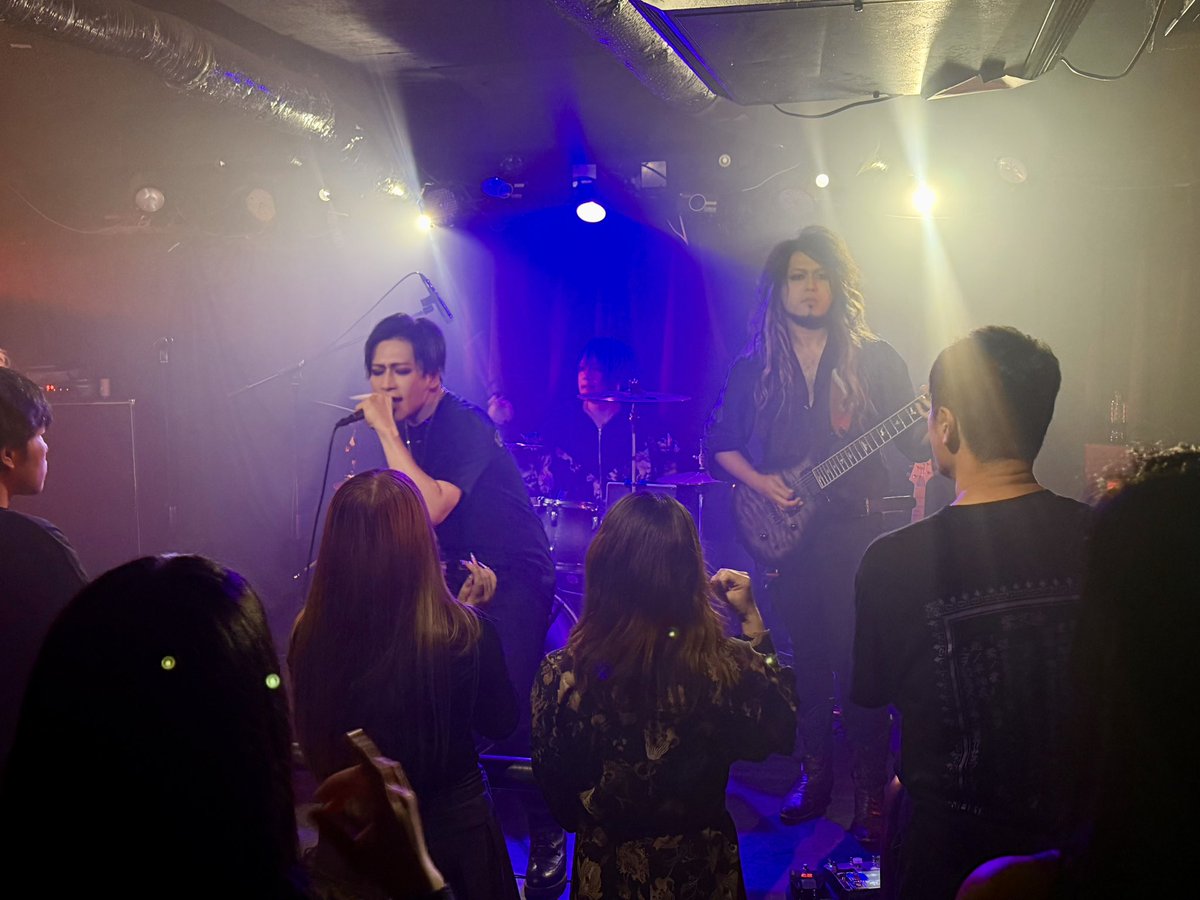 DRACULEA44's tweet photo. 🌕グッーヘルイブニンみなさん、素のカイザードラクルです🤘昨日から北の地に着陸しておりまして、@JiensOFFICIAL バーサーカーJienのボスラッシュ@札幌XENONに参戦しておりました🦇これだけのスーパーアーティストとグレイトパフォーマンス、もっと多くの人に見てほしいです(ﾉ*°▽°)ﾉ
ボスラッシュ、次は晩秋の帝都にて🍁🗼（ここ土星の皇帝に革命チェンジ）🪐引き続きJienのXをチェックするが良いぞ‼️