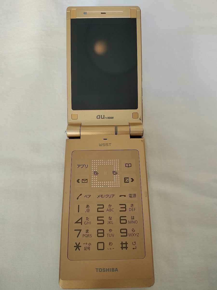 kwck28's tweet photo. 디자인 최대한 비슷한 기종 찾아봤는데 고죠꺼는 Toshiba au W55T가 맞는거같고 196만 화�� 카메라라 당시엔 제일 화소 높은거엿고 그걸로 맨날 셀카 찍고 다닌게 웃기다 https://t.co/aQZBoQZJOB