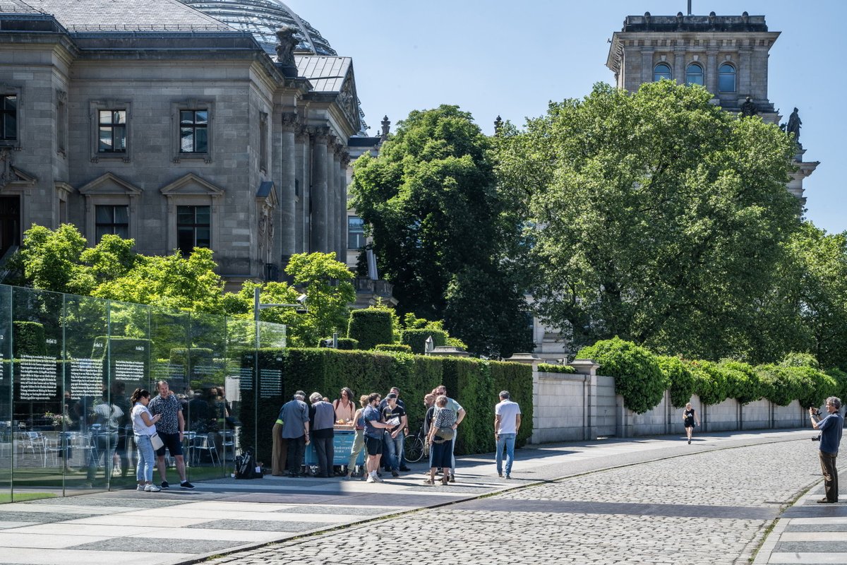 DeineVerfassung's tweet photo. weitere Fotos von Gerd Danigel zur Aktion|Auftakt 23. Mai 2026 - 77. Geburtstag unseres #Grundgesetz 
#Verfassung #Wirfüruns #Grundgesetzergreifen #selbsthandeln 

https://t.co/7x1oIBLUN4 
https://t.co/QqzJDhzpBV https://t.co/R1pM4TwipG