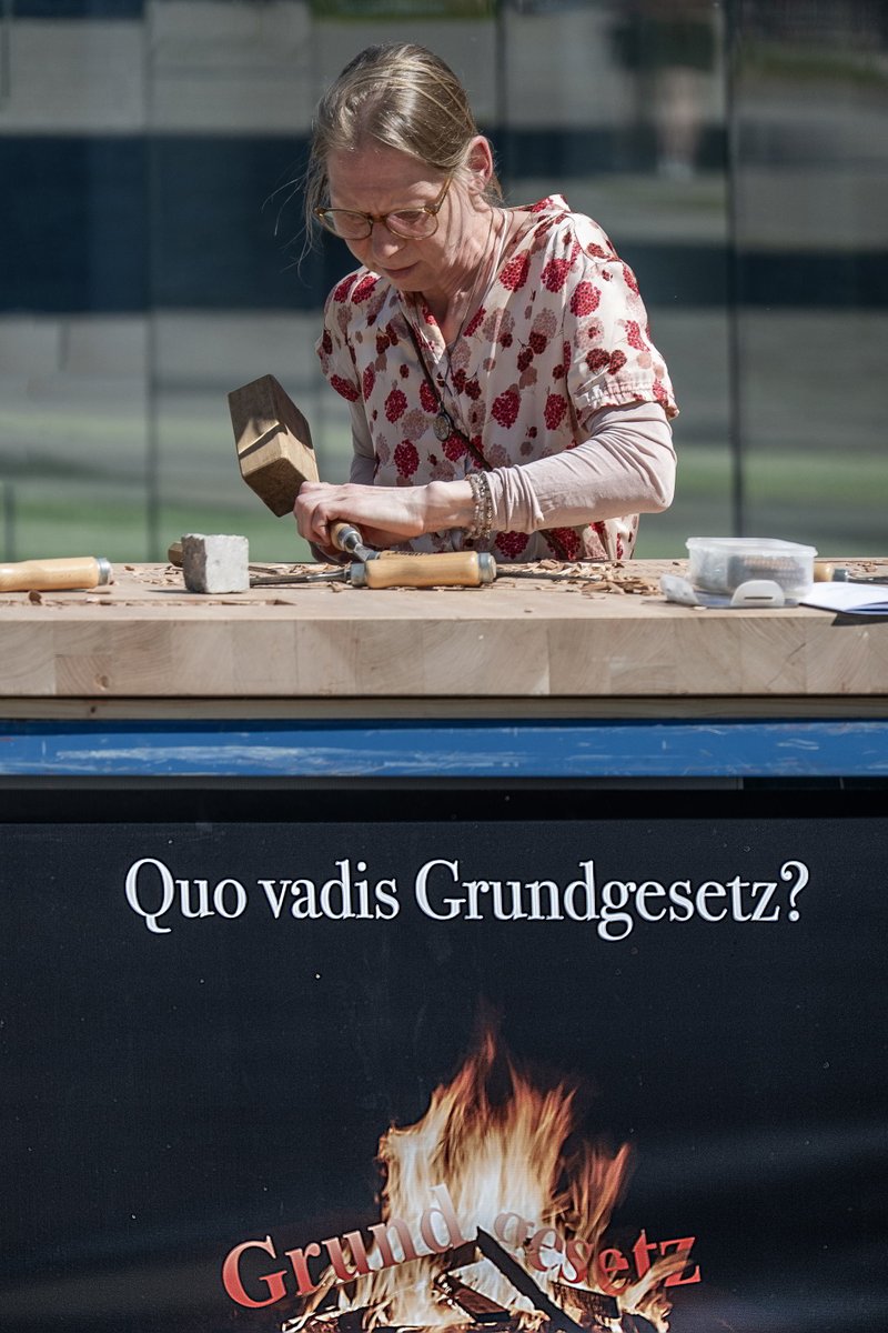 DeineVerfassung's tweet photo. weitere Fotos von Gerd Danigel zur Aktion|Auftakt 23. Mai 2026 - 77. Geburtstag unseres #Grundgesetz 
#Verfassung #Wirfüruns #Grundgesetzergreifen #selbsthandeln 

https://t.co/7x1oIBLUN4 
https://t.co/QqzJDhzpBV https://t.co/R1pM4TwipG