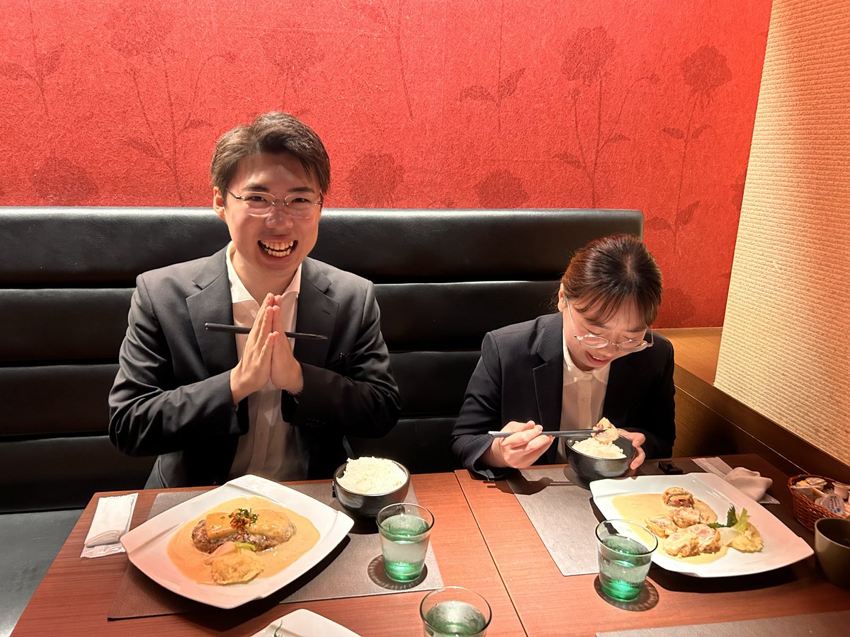 recruitoag's tweet photo. 水曜日、週の折り返し！残り2日も頑張りましょう😊

先日の新卒と先輩社員の交流ランチで行った、オフィスのある市ヶ谷エリアの美味しいお店をご紹介します！

今日のランチは、社内でも人気のチーズハンバーグのお店！

濃厚なソースとハンバーグは相性バツグンです👌
ぜひ行ってみてくださいね💨

#26卒 #27卒 #就活 #新卒採用 #税理士志望 #税理士法人