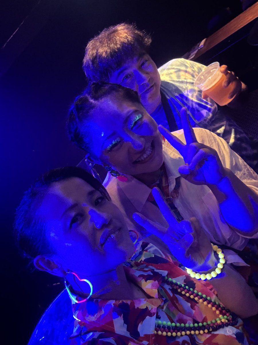daikouzikeiLove's tweet photo. ビーマイベイビーズ❣️町田キャンディーズメンバーのSolana、柴田ヒロキ君と対バン🎶ありがとうございました💖私の古い曲「恋の魔法」をビーマイで編曲・演奏、ライブ中にいいわ〜❣️と魔法にかかった大光寺圭でした😍 女3人の衣装はブティックYOUより😂薫さんはあやせ音楽祭Tシャツ‼️@ayaseongakusai https://t.co/yXp6VXYKsC