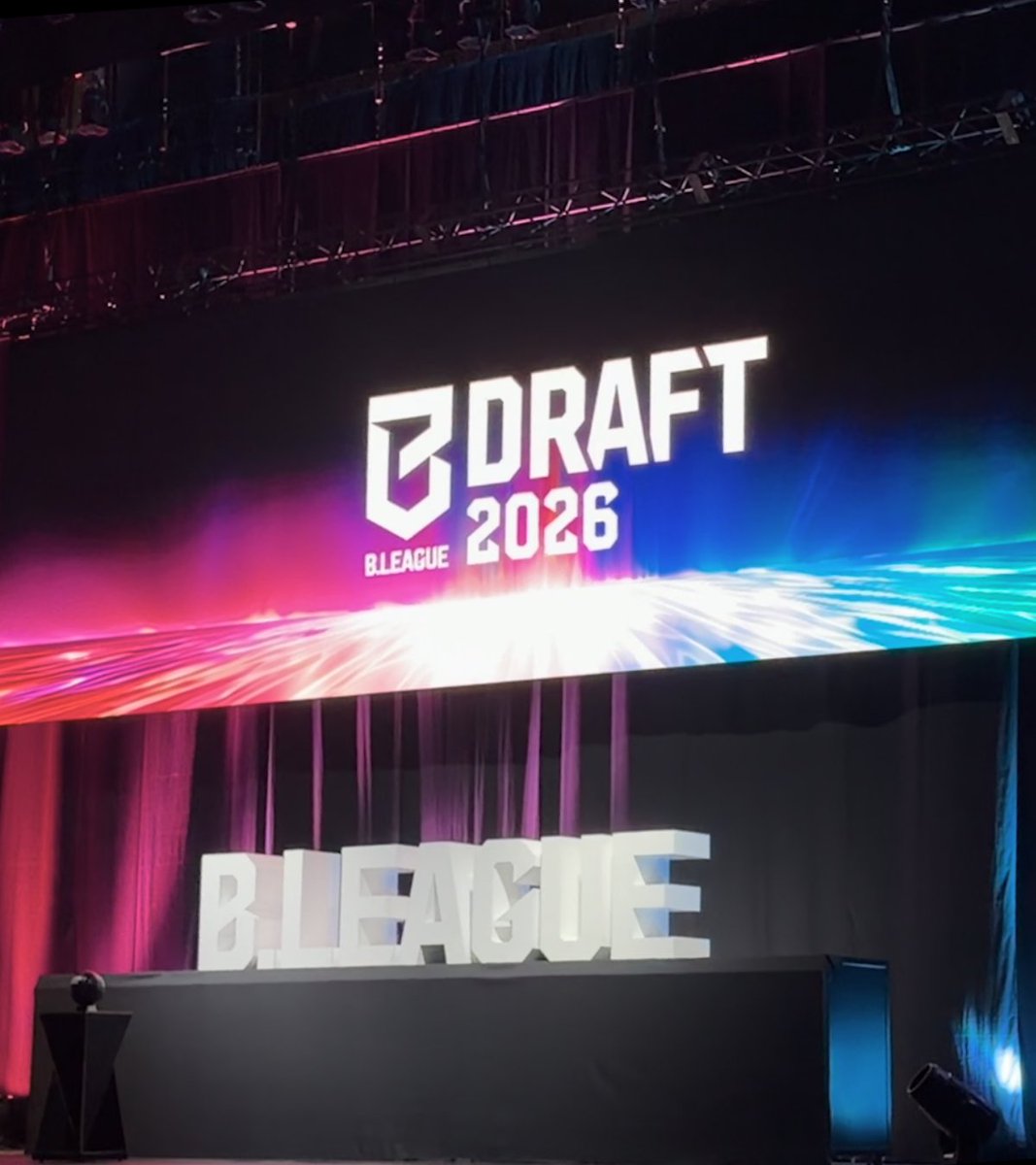 ray_showtech's tweet photo. ＼⚡️Ray Youtubeチャンネル動画公開⚡️／
　　　B.LEAGUE DRAFT 2026 編 🎥

「B.LEAGUE DRAFT 2026」でオペレーターを担当したスタッフにインタビュー!💁‍♀️✨
🏀是非ご覧ください🏀
https://t.co/5JyC5Q69q5 https://t.co/p7VznW3m8T