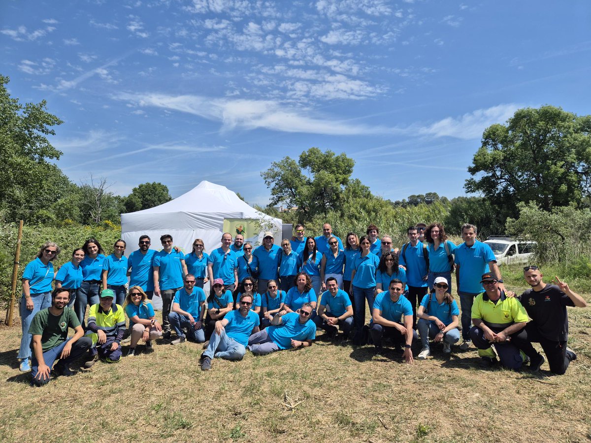 auroracet's tweet photo. Jornada de #voluntariatambiental amb 40 voluntaris/es de Barcelona i Madrid de @VoluntCABK, fent manteniment de més de 200 plantes autòctones dins projecte de restauració del bosc de ribera del riu #Francolí Francolí al seu pas per Puigdelfí #AssociacióAurora #custodiafluvial https://t.co/anMJDfbRCZ
