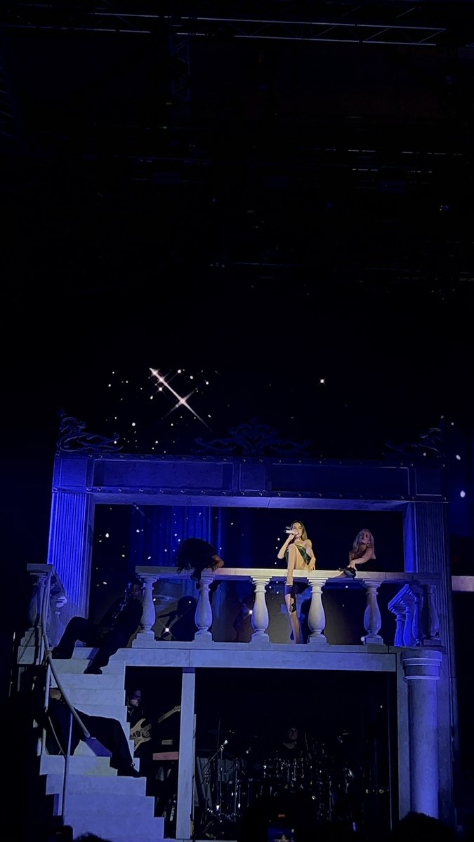 wtpineedy's tweet photo. 🤍 #BarcelonaLocketTour https://t.co/f9M6mzjuTT