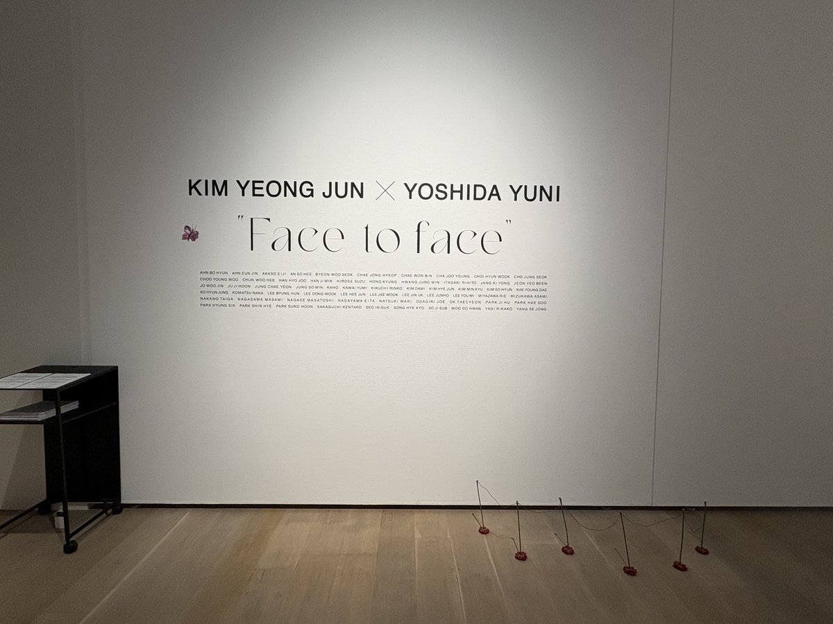 Route_0_0's tweet photo. 吉田ユニ展、やっと行けました。
KIM YEONG JUN × YUNI YOSHIDA EXHIBITION “Face to face”

お花を何か別のものに見立てているのがとても繊細でよかった。久しぶりに脳みそ空っぽになってみれました。
会場は女性多め。展覧会グッズも人気でした。もちろん私も買いました。 https://t.co/kG0GnXhs8U