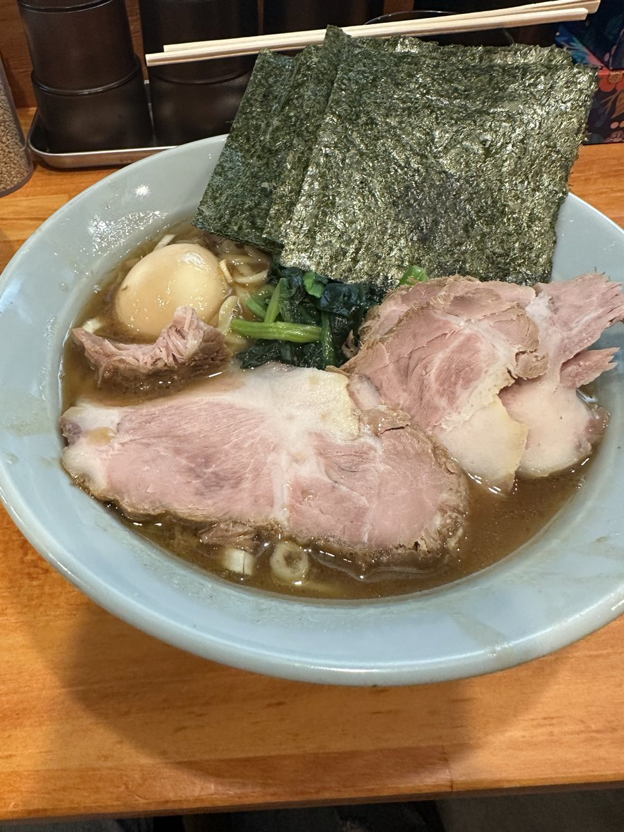 128_hide's tweet photo. 横浜家系らーめん志

特製らーめん
好みヤワコイスクナメで！
定時後に寄り2番手で着席😁

久しぶりのスープはバチッとワイルドでマイルドなバッチリキマっててめちゃ🐴スープ！
相性抜群の酒井製麺やわ麺もバッチリ👍
特に今日はチャーシューが美味くて最高でした！
ご馳走様でした🙏😋😋🙏 https://t.co/9y5qsHlqaz